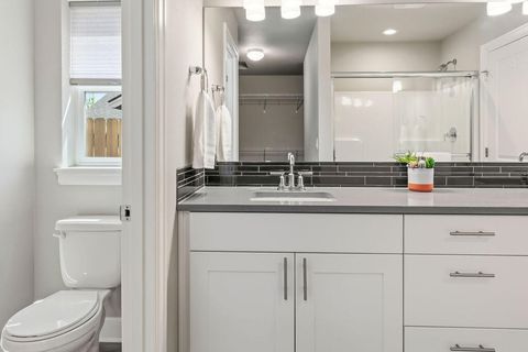 Tiny photo for 1717 NE 3rd Court, Redmond, OR 97756 (MLS # 220221184)