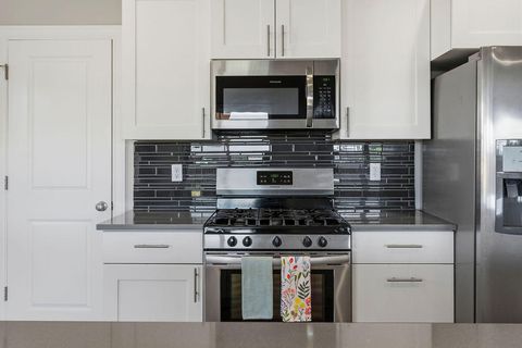 Tiny photo for 1717 NE 3rd Court, Redmond, OR 97756 (MLS # 220221184)
