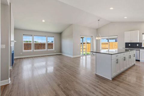 Tiny photo for 1717 NE 3rd Court, Redmond, OR 97756 (MLS # 220221184)