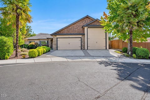 Photo of 16 Milagros Court, Eagle Point, OR 97524 (MLS # 220229363)