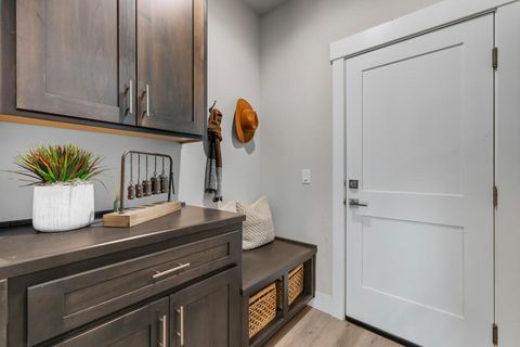 Tiny photo for 5730 Engleman Spruce Way, Klamath Falls, OR 97601 (MLS # 220215646)