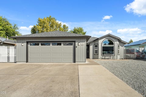 Photo of 1003 Juanita Way, Central Point, OR 97502 (MLS # 220229262)