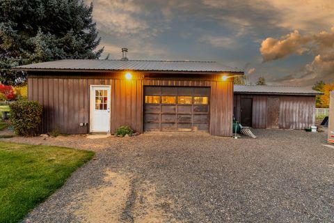 Tiny photo for 2522 NE Sunset View Lane, Prineville, OR 97754 (MLS # 220211165)