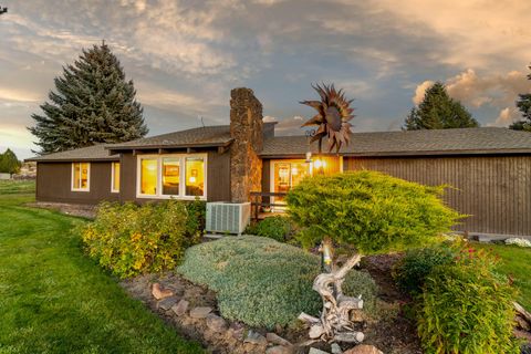 Tiny photo for 2522 NE Sunset View Lane, Prineville, OR 97754 (MLS # 220211165)