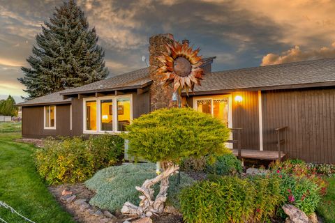 Photo of 2522 NE Sunset View Lane, Prineville, OR 97754 (MLS # 220211165) Photo of 2522 NE Sunset View Lane, Prineville, OR 97754 (MLS # 220211165)