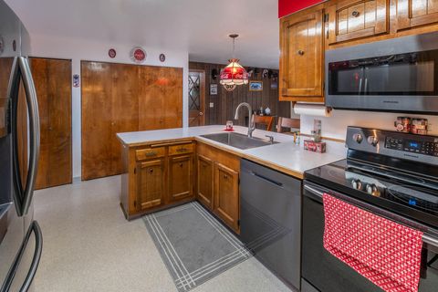 Tiny photo for 2522 NE Sunset View Lane, Prineville, OR 97754 (MLS # 220211165)