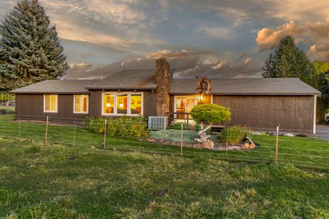Tiny photo for 2522 NE Sunset View Lane, Prineville, OR 97754 (MLS # 220211165)