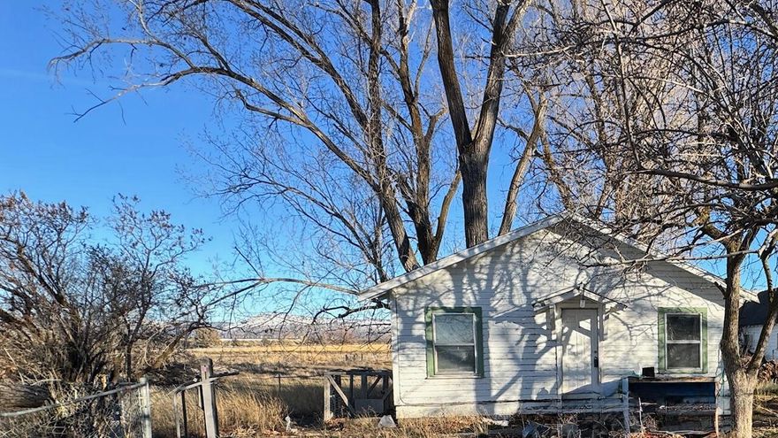 This home is a FIXER UPPER, but has super potential. Located in the Henley School District, this home sits on 4 acres and has a 36'x80' Potato Cellar. KID Irrigation- Class A water.