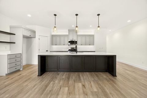 Tiny photo for 3723 Ford Drive, Medford, OR 97504 (MLS # 220214852)