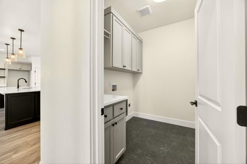 Tiny photo for 3723 Ford Drive, Medford, OR 97504 (MLS # 220214852)