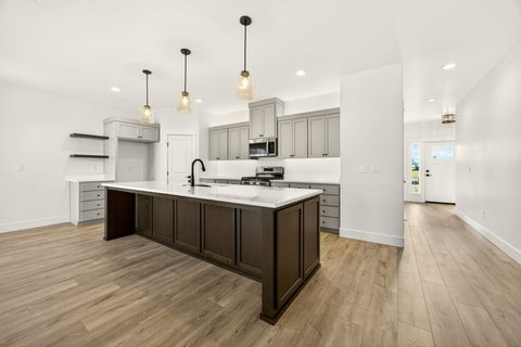 Tiny photo for 3723 Ford Drive, Medford, OR 97504 (MLS # 220214852)