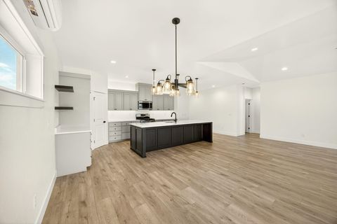 Tiny photo for 3723 Ford Drive, Medford, OR 97504 (MLS # 220214852)