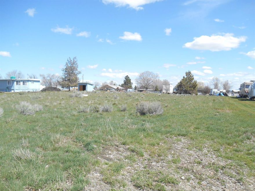 Very nice build able lot behind the Cove General Store (Hi-Chaparral)in a nice country subdivision just above Lake Billy Chinook and The Cove State Park, just two short miles to the lake.