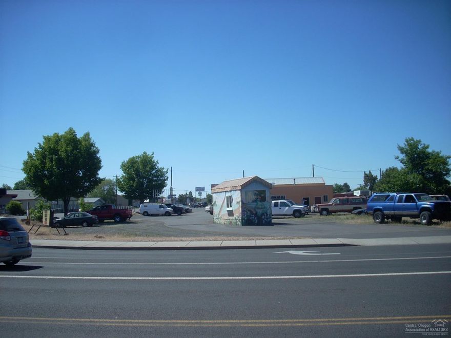 Great location on the high visibility corner of Maple & Hwy 97. Just blocks away from Wal-Mart and on main thoroughfare to new residential subdivisions. Awesome spot for drive up business (fast food or coffee). Annual Average Daily Traffic (AADT) is in the 5,001 to 10,000 range.