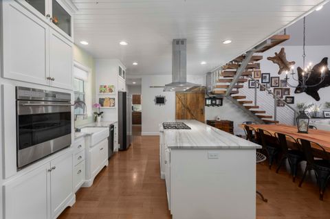 Tiny photo for 565 Whitney Terrace, Medford, OR 97504 (MLS # 220211457)