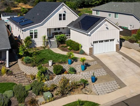 Photo of 565 Whitney Terrace, Medford, OR 97504 (MLS # 220211457)