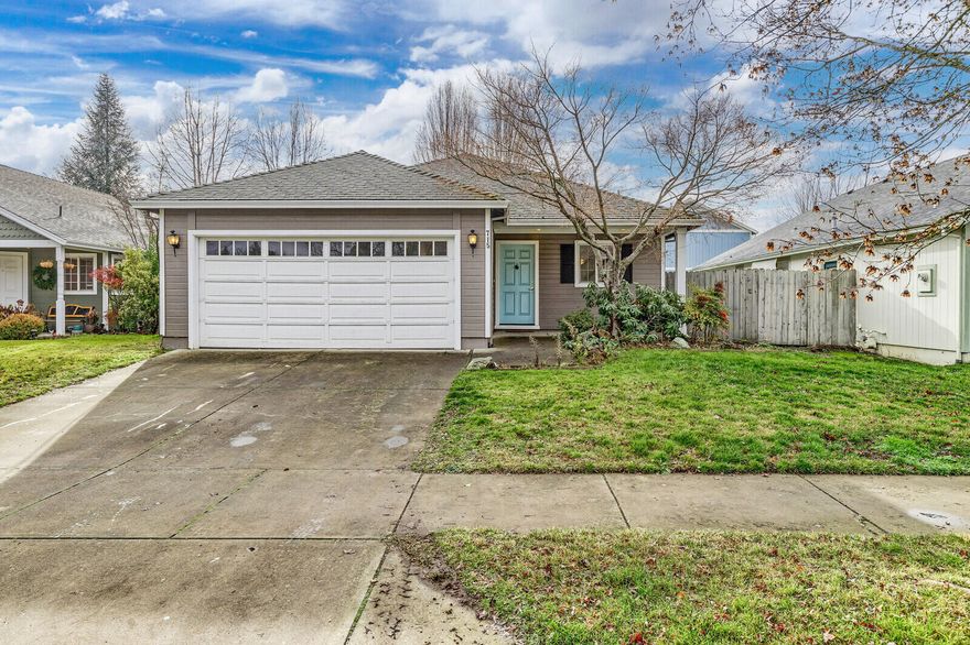 Entry level home in SW Medford off Kings Hwy in a wonderful neighborhood. The home features hardwood floors, vaulted ceiling, open living area and gas heat. The generous master has walk-in closet and views out to the large backyard. Location is wonderful with easy access to Medford and/or Phoenix.