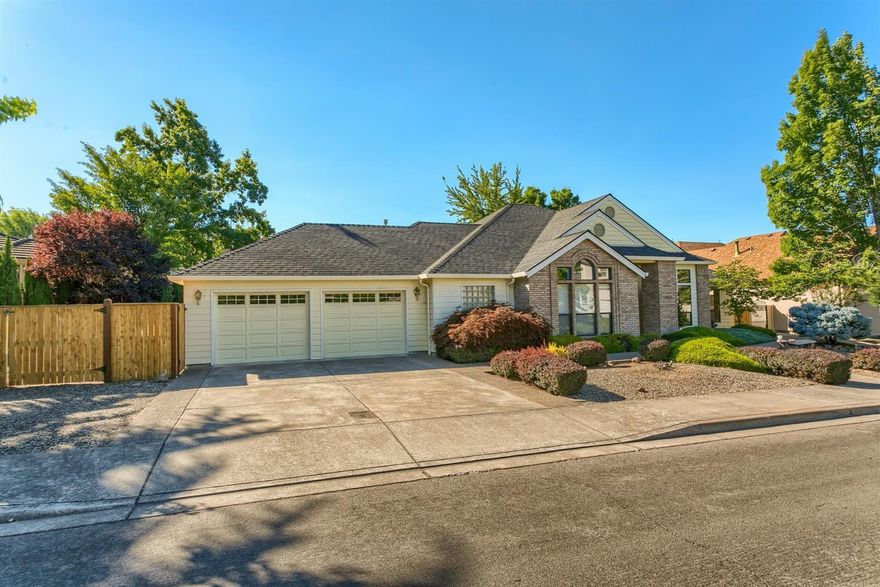 A beautiful home in a great Eastside neighborhood. There are three bedrooms, 2 full bathrooms, formal living room, plus an open great room/kitchen combination. The home is light and bright with windows on every wall and 22ft ceilings. There are new slate and hardwood floors, newer granite counters in the kitchen and new hardware throughout. It's a very desirable single story home with RV parking and a nice private backyard.