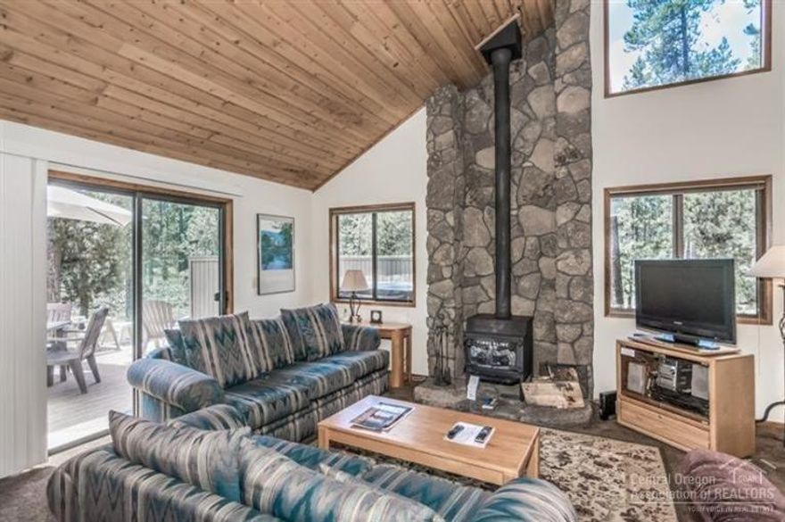 Intimate getaway located on Sunriver's desirable west side. Located close to the Deschutes River, The Woodlands Golf Course, & The Owners Pool, 6 Kinglet is nestled amongst many larger, more expensive homes. This comfy, well-appointed home has vaulted, wood-accented ceilings, larges bedrooms upstairs & great outdoor living spaces. Enjoy a soak in the hot tub or just take in the view of the large common area. This is a great place to nestled in as you enjoy all of your favorite Sunriver activities.