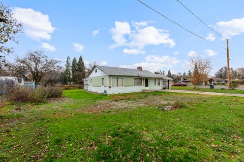 Tiny photo for 2819 Connell Avenue, Medford, OR 97501 (MLS # 220213285)