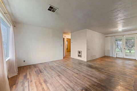 Tiny photo for 2819 Connell Avenue, Medford, OR 97501 (MLS # 220213285)