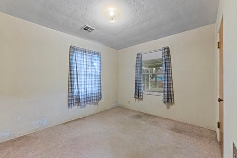 Tiny photo for 2819 Connell Avenue, Medford, OR 97501 (MLS # 220213285)