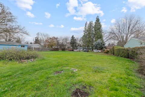 Tiny photo for 2819 Connell Avenue, Medford, OR 97501 (MLS # 220213285)