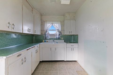 Tiny photo for 2819 Connell Avenue, Medford, OR 97501 (MLS # 220213285)