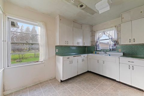 Tiny photo for 2819 Connell Avenue, Medford, OR 97501 (MLS # 220213285)