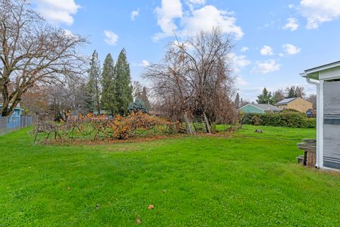 Tiny photo for 2819 Connell Avenue, Medford, OR 97501 (MLS # 220213285)
