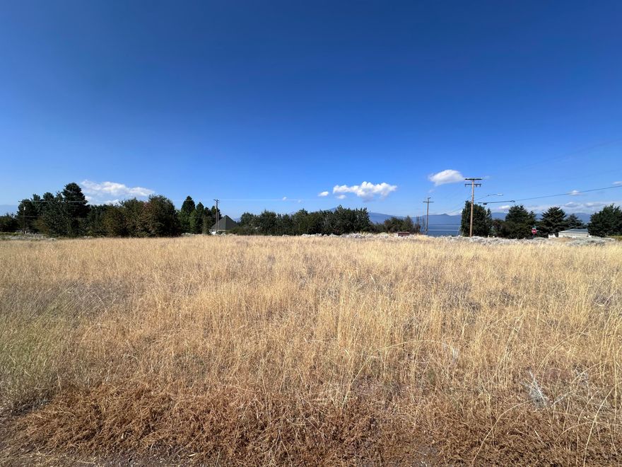Beautiful Chiloquin vacant lot in the Oregon Shores Subdivision. Come and build your dream home with a
gorgeous view of the lake. The property comes with a shared well and access to Oregon Shores
Recreational Club. **Buyer to do their own due diligence regarding zoning, building, etc.