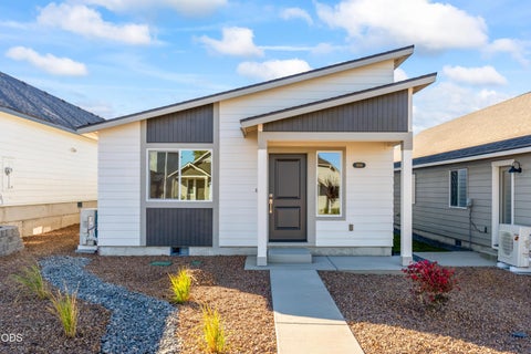 Photo of 3996 SW Obsidian Place #138, Redmond, OR 97756 (MLS # 220229883)
