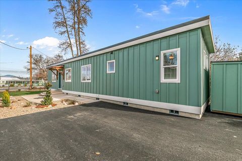 Tiny photo for 2625 Redwood Avenue, Grants Pass, OR 97527 (MLS # 220215388)