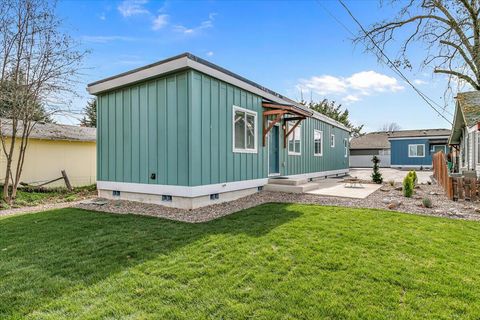 Tiny photo for 2625 Redwood Avenue, Grants Pass, OR 97527 (MLS # 220215388)