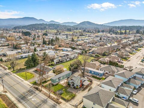 Tiny photo for 2625 Redwood Avenue, Grants Pass, OR 97527 (MLS # 220215388)