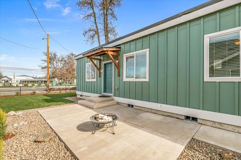 Tiny photo for 2625 Redwood Avenue, Grants Pass, OR 97527 (MLS # 220215388)