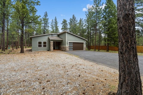 Tiny photo for 14431 Crossroads Loop, Sisters, OR 97759 (MLS # 220223050)