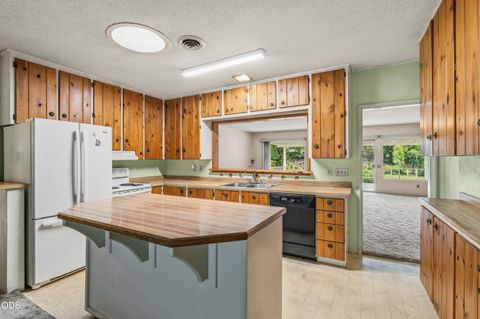 Tiny photo for 2850 Rogue River Highway, Grants Pass, OR 97527 (MLS # 220223936)