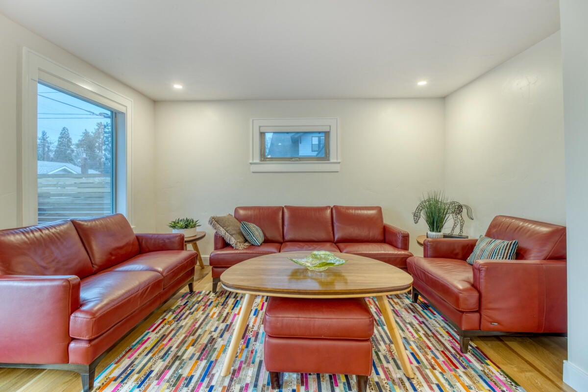 120 NW Sisemore Street