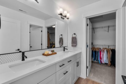 Tiny photo for 4649 SW 36th Street, Redmond, OR 97756 (MLS # 220217176)