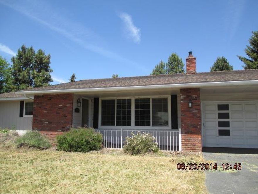 This Large 3 Bedroom, 2 Bath Is Ready To Move Into. All Rooms Are Large And On One Level. Big Fenced Backyard And Is Very Private. Area Of Well Kept Homes, Located On A Quiet Street.