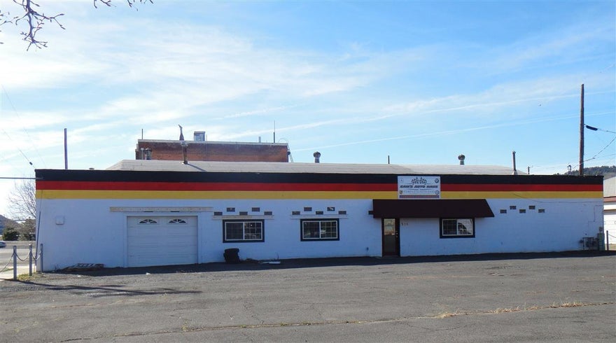 Seller Will Consider All Offers To Lease Or Purchase. Excellent Exposure On S. 6th In The Heart Of Downtown. Plenty Of Parking With .24 Acre Paved Parking Lot, High Traffic Area With Excellent Ingress & Egress. Would Be Perfect For Shop, Retail, Manufacturing Or Automobile Related Businesses. Large Front Office/Lobby Area.