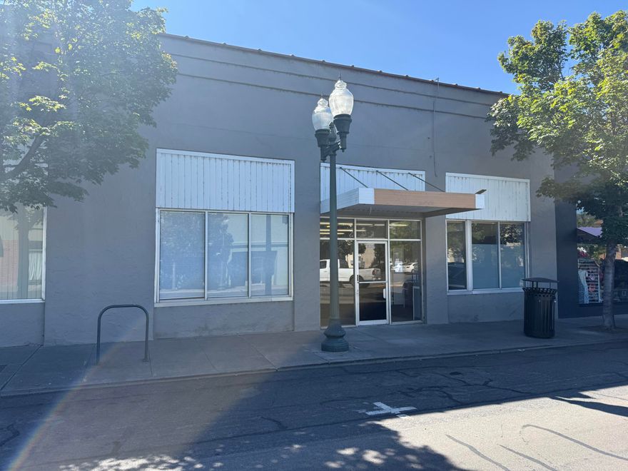 Incredibly clean office space for lease right in the heart of downtown Klamath Falls! With several offices, fresh paint, newer flooring, and a very large space in the middle of the offices for a conference table. There is a front office space right by the entrance that could serve as a great receptionist area or place to accept payment. Located on Klamath Ave just a block off of Main Street and in between popular retail stores. This property is turn key and ready for its new tenants!