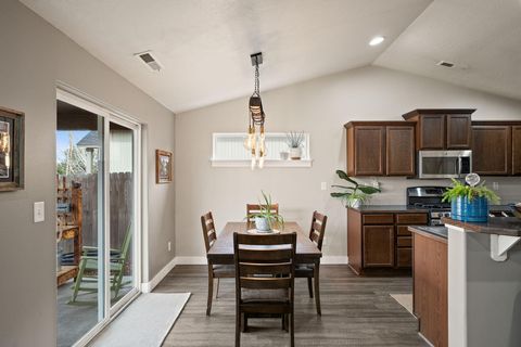 Tiny photo for 21386 NE Eagle Crossing Avenue, Bend, OR 97701 (MLS # 220211910)