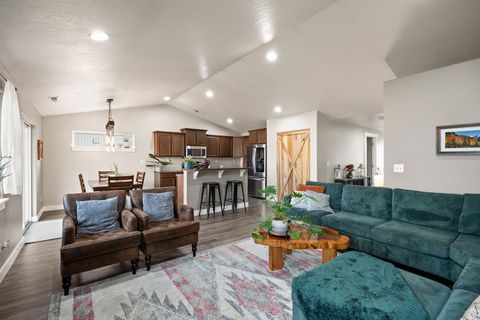 Tiny photo for 21386 NE Eagle Crossing Avenue, Bend, OR 97701 (MLS # 220211910)