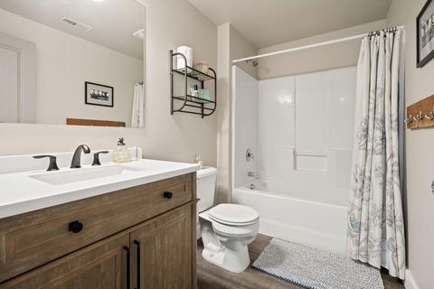 Tiny photo for 21386 NE Eagle Crossing Avenue, Bend, OR 97701 (MLS # 220211910)