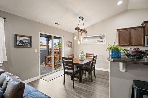 Tiny photo for 21386 NE Eagle Crossing Avenue, Bend, OR 97701 (MLS # 220211910)