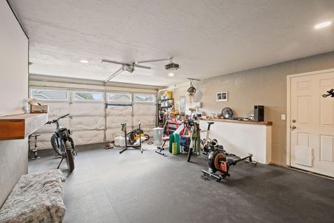 Tiny photo for 21386 NE Eagle Crossing Avenue, Bend, OR 97701 (MLS # 220211910)