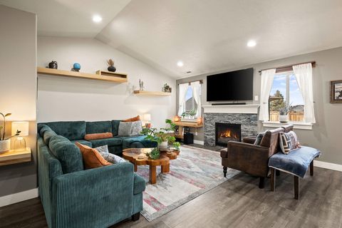 Tiny photo for 21386 NE Eagle Crossing Avenue, Bend, OR 97701 (MLS # 220211910)