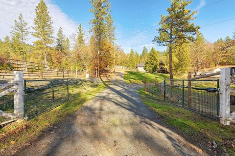 Tiny photo for 315 Hitching Post Road, Grants Pass, OR 97526 (MLS # 220212081)